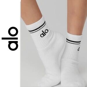 ALO 🤍Yoga White half crew throw back Socks women’s Medium🖤